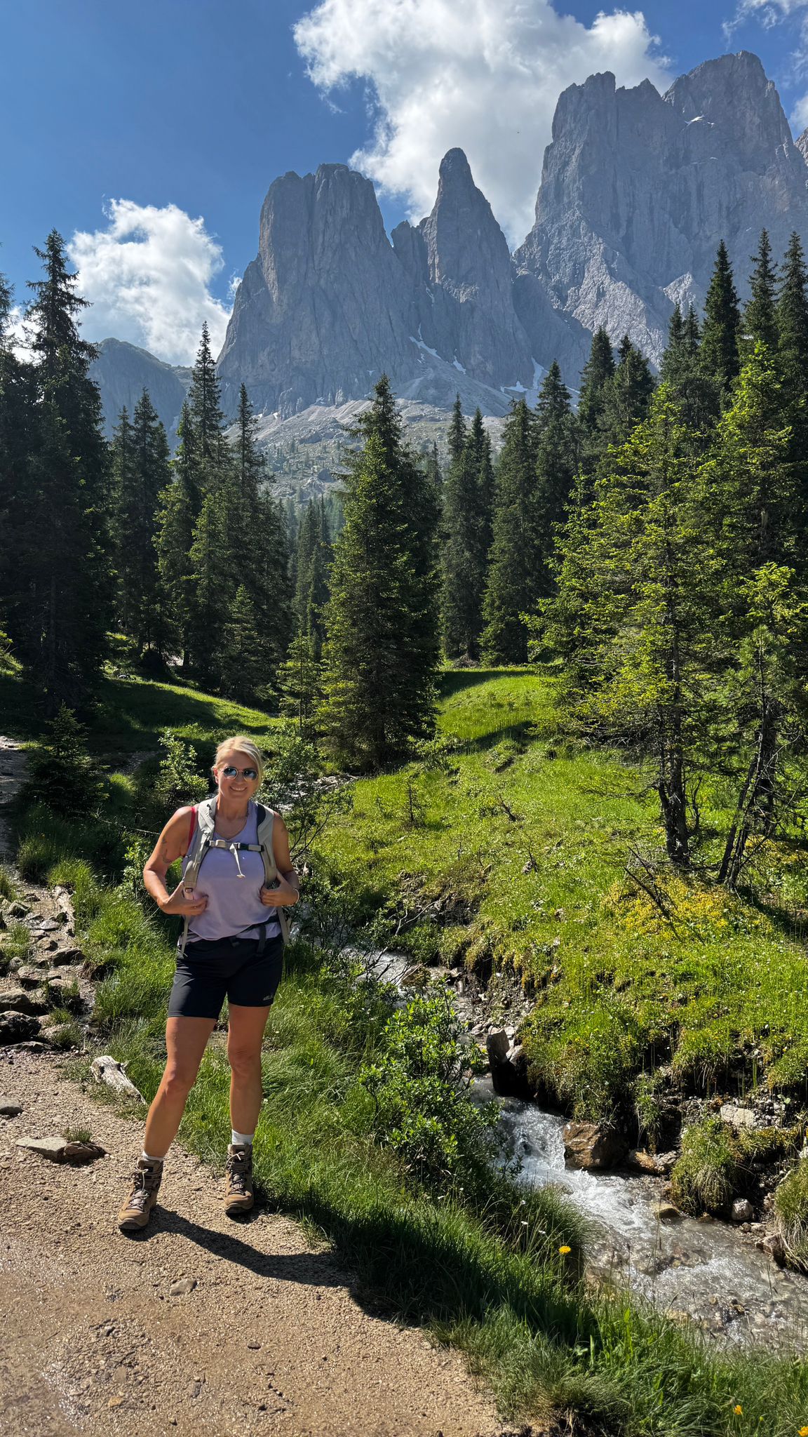 Edyta, eigenaar van Casa rustica Stella Alpina, tijdens het hiken in de Dolomieten